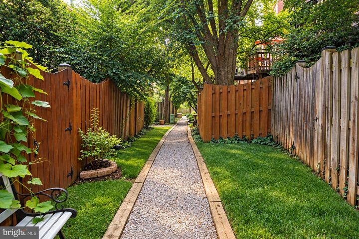 Property Photo:  2277 Kings Garden Way  VA 22043 