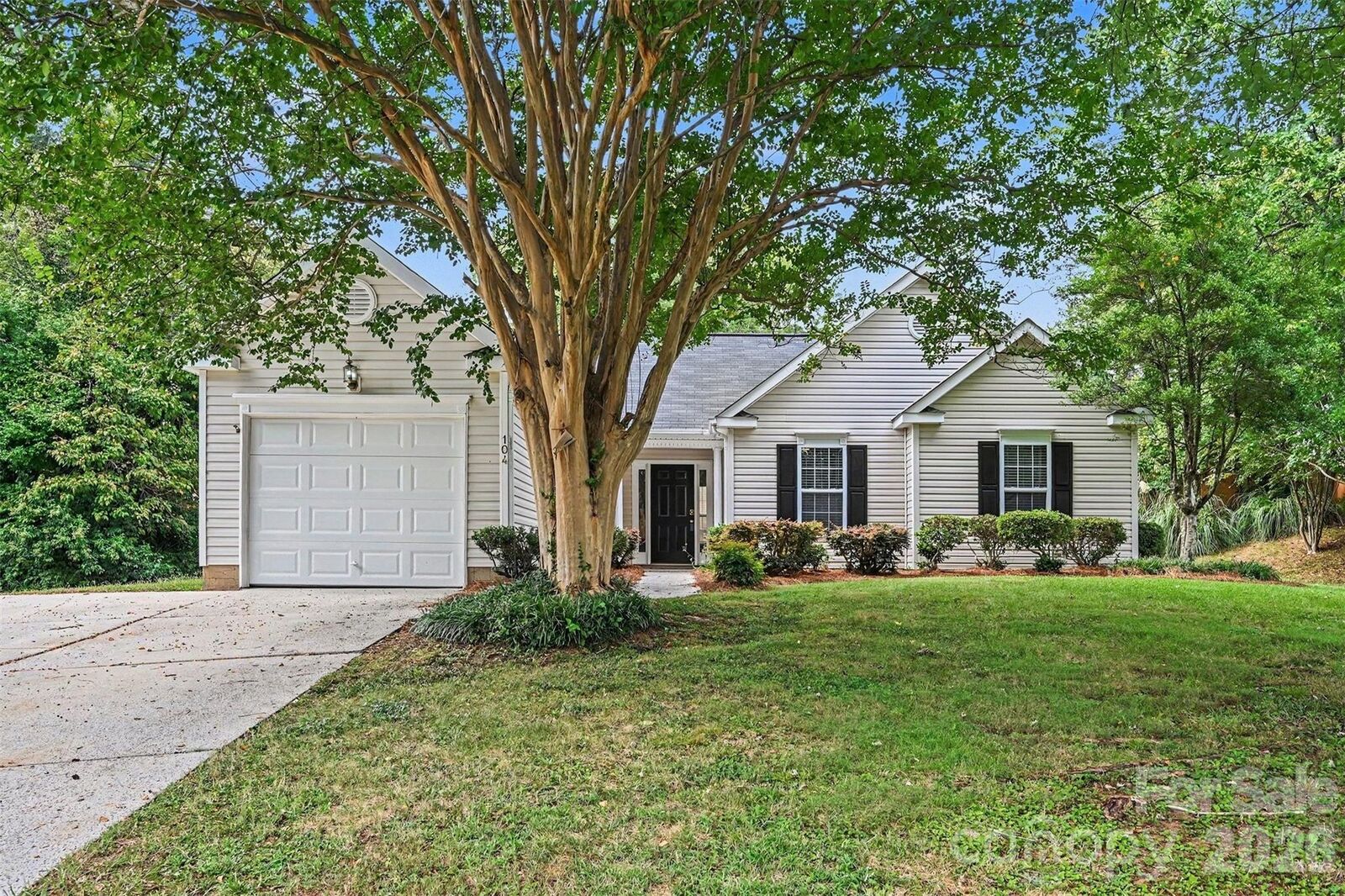 Property Photo: 104 S Willow Court NC 28120