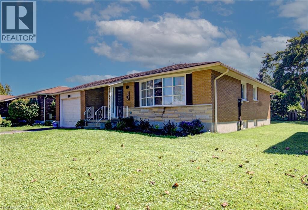 Property Photo:  221 Devon Street  ON N5A 3A1 