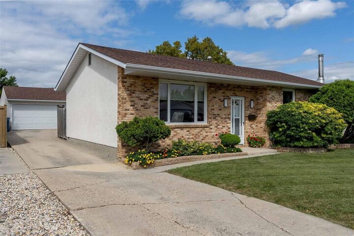 Property Photo:  107 Thunder Bay  MB R2M 4S1 