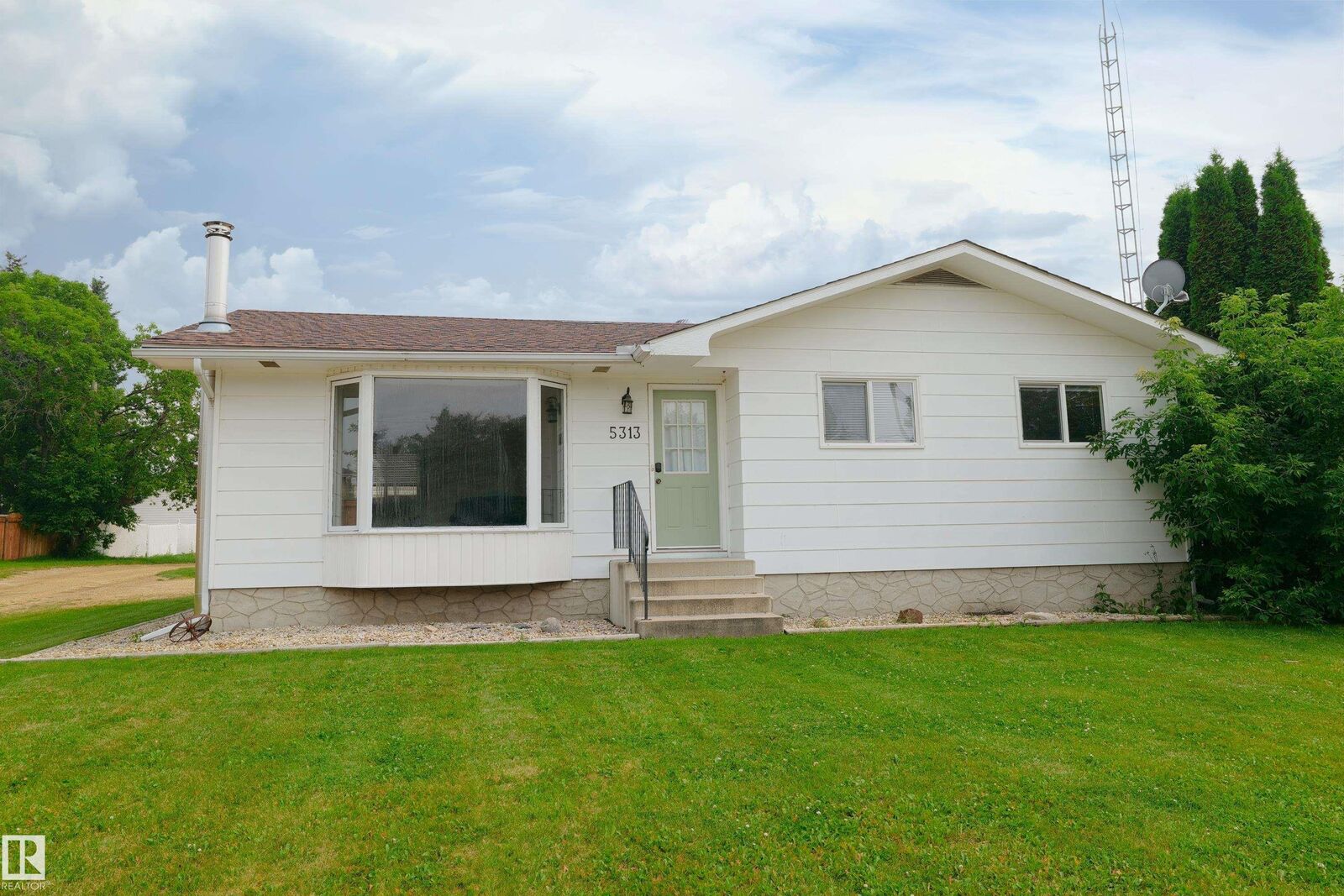Property Photo:  5313 57 Street  AB T7N 1N4 