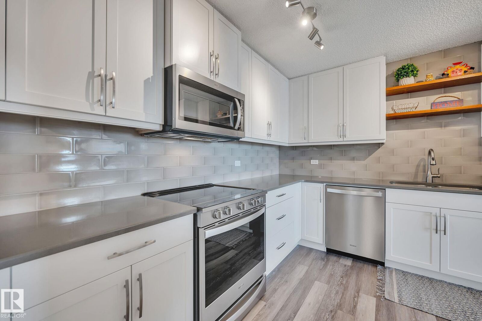 Property Photo: 9923 103 Street NW 2202 AB T5K 2J3