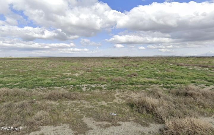 Property Photo:  Vic Avenue I12 52 Ste Street  CA 93535 