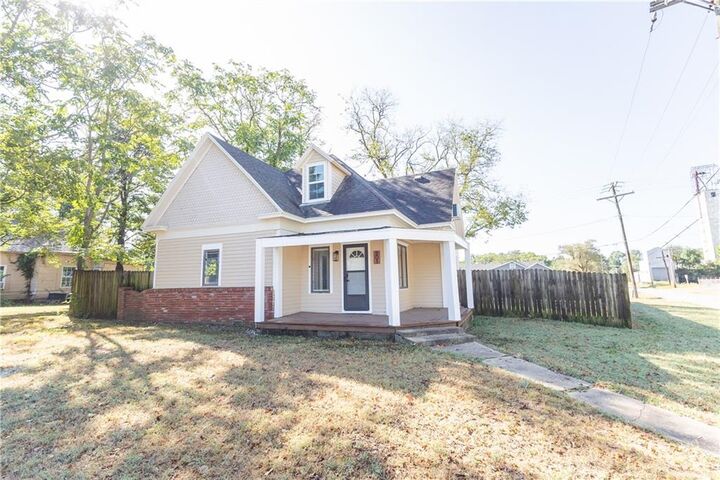 Property Photo:  201 E 4th Street  KS 67335 