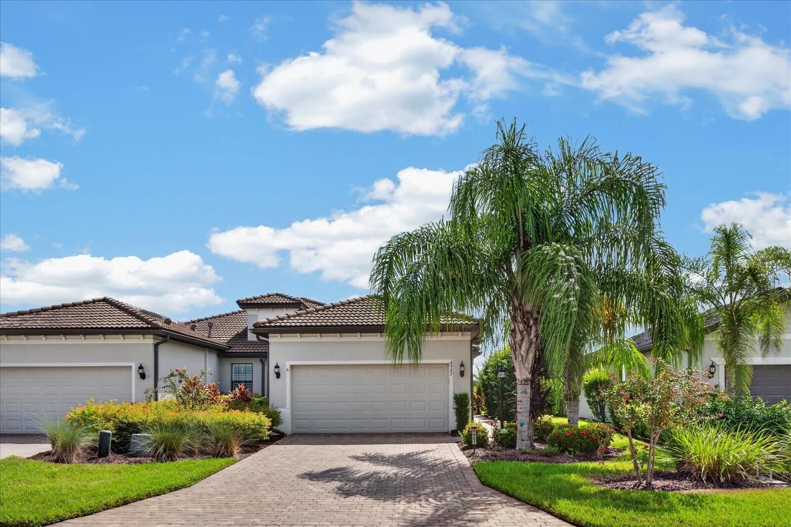 Property Photo:  6927 Holbrook Cove  FL 34202 
