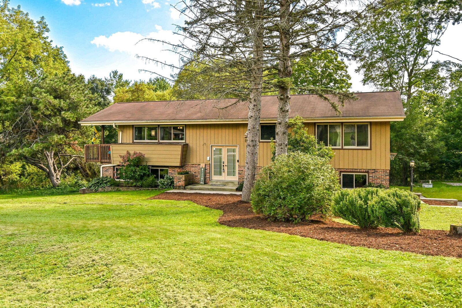 Property Photo:  1661 Manchester Dr  WI 53024 
