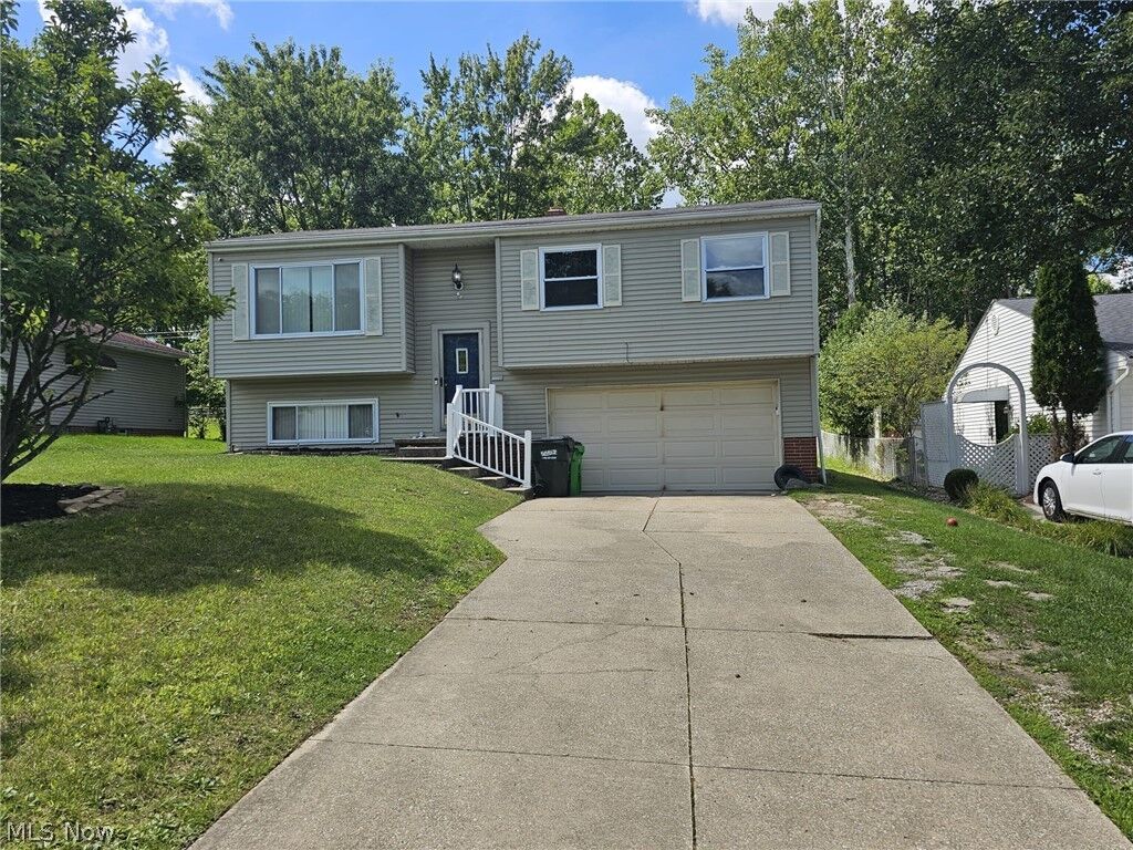 Property Photo: 6698 Hedgeline OH 44146