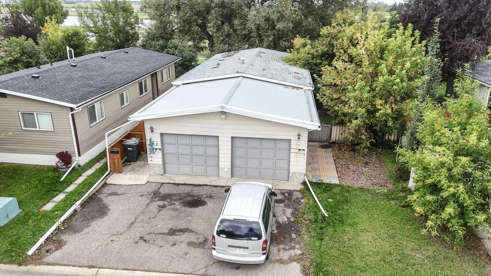 Property Photo:  822 Bayview Road  AB T1P 1C9 