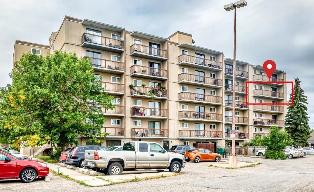Property Photo:  5 Berkeley Place W 517  AB T1K 5M9 