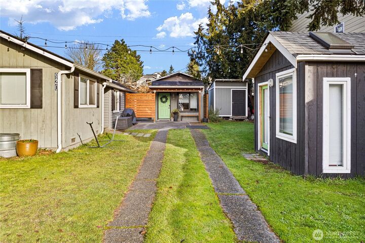 Property Photo: 920 N 101st St WA 98133