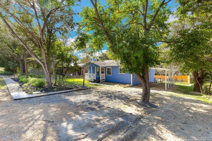 Property Photo:  731 Hillside Loop  TX 78133 