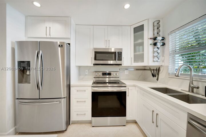 Property Photo: 2801 N 34 Ave FL 33021