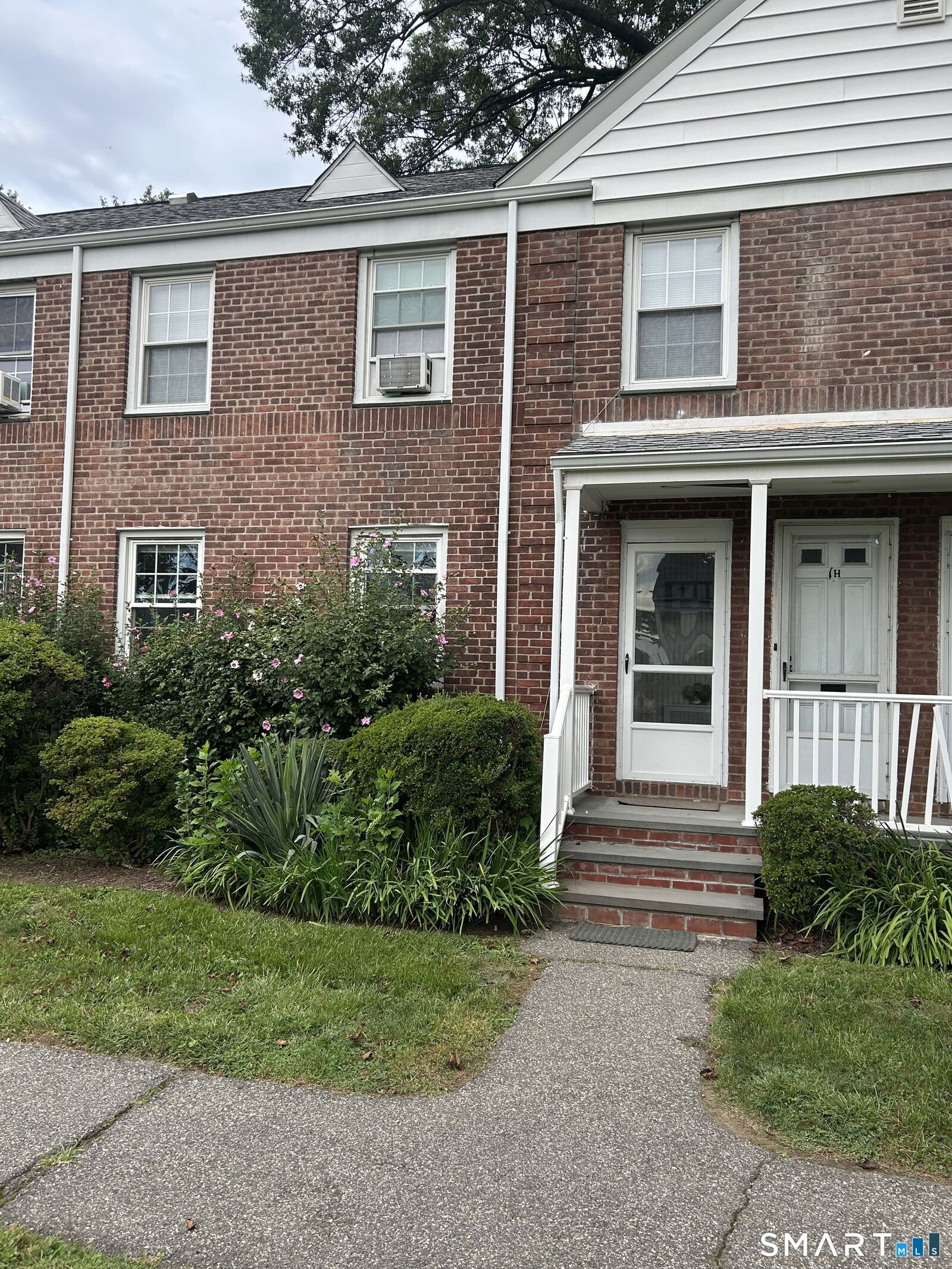 Property Photo: 2475 Summer Street 1G CT 06905