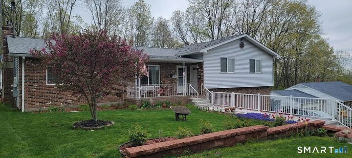 Property Photo:  34 Garden Hill Circle 34  CT 06704 
