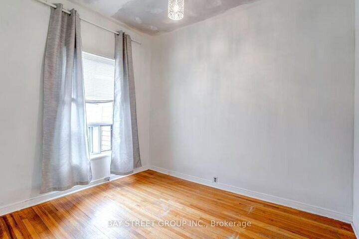 Property Photo:  66 Euclid Avenue 2nd Floor  ON M6J 2J9 