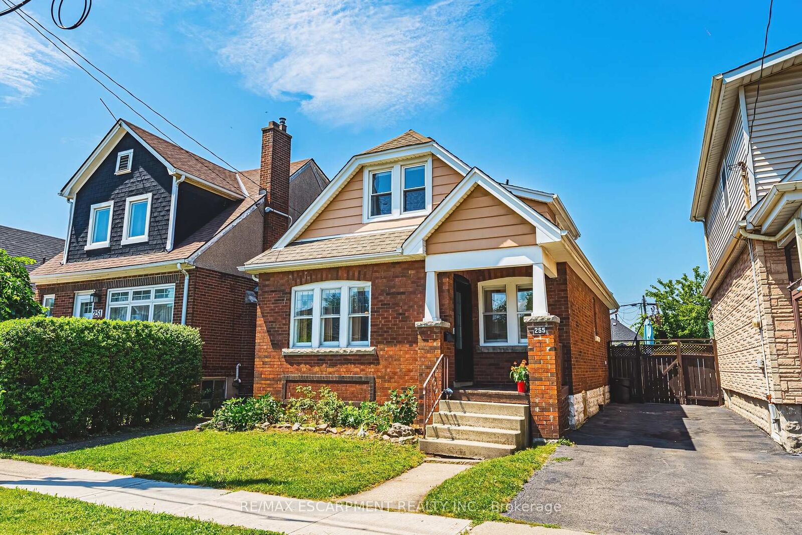 Property Photo:  255 Weir Street N  ON L8H 5G2 