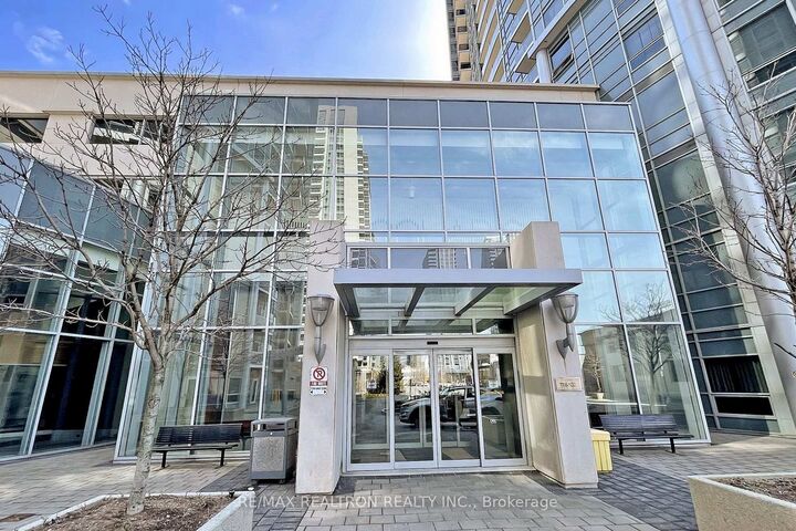 Property Photo:  125 Village Green Square 911  ON M1S 0G3 