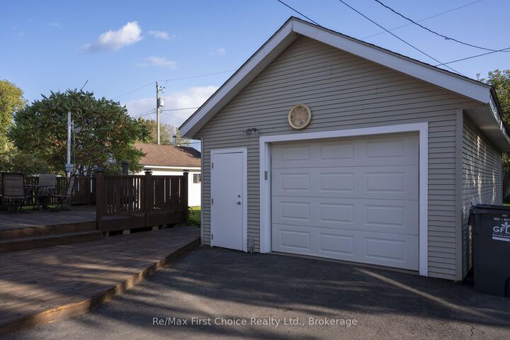 Property Photo:  2824 Moodie Street E  ON P7E 4Z9 