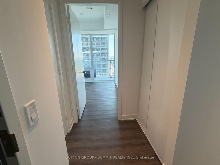 Property Photo:  448 Burnhamthorpe Road W 1802  ON L5B 0M3 
