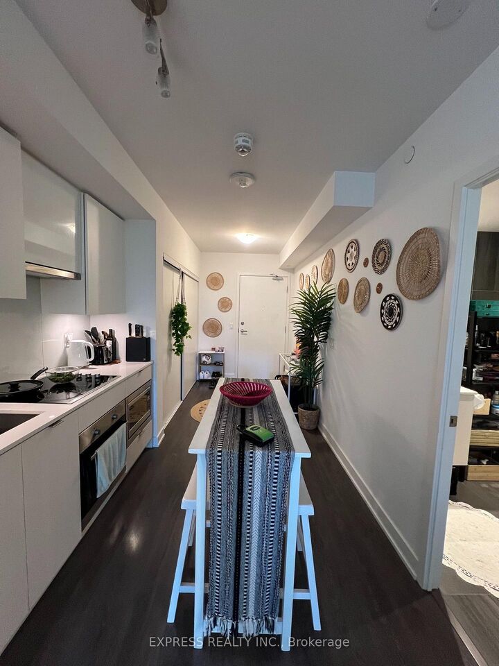 Property Photo: 99 Broadway Avenue 1601 ON M4P 0E4