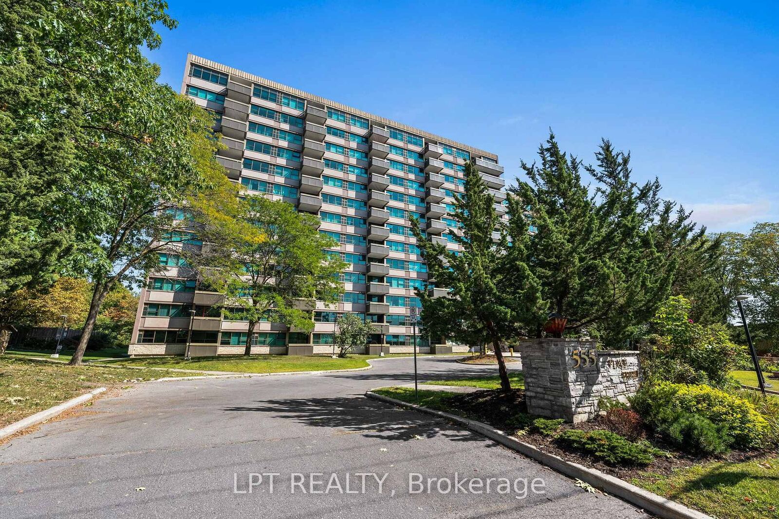 Property Photo:  555 Brittany Drive Ph5  ON K1K 4C5 