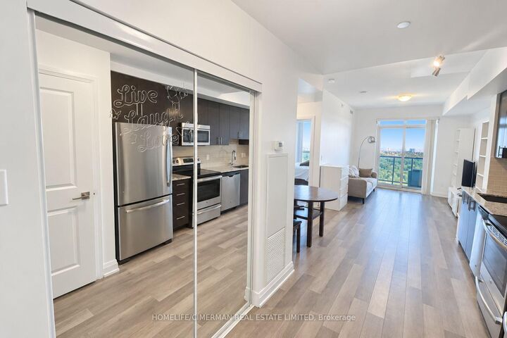 Property Photo: 7171 Yonge Street 2103 ON L3T 0C5