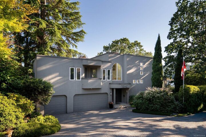 Property Photo: 7090 Brentwood Dr BC V8M 1B6