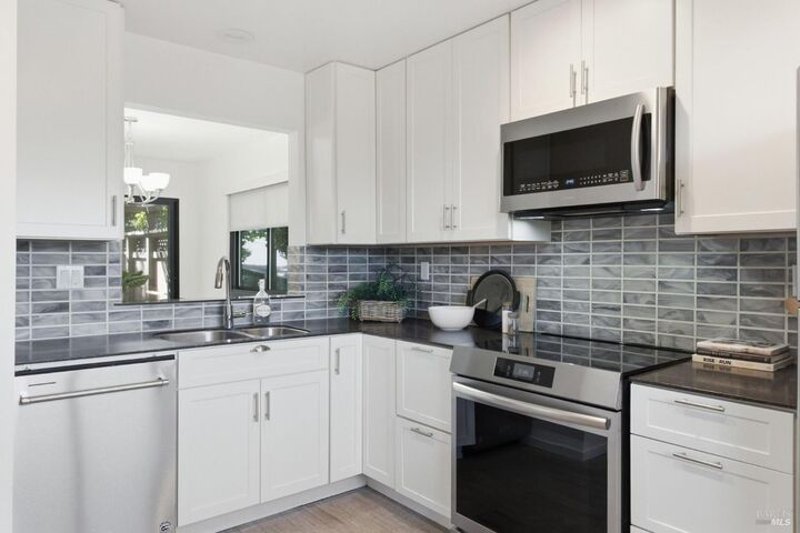 Property Photo:  204 Sylvia Way  CA 94903 
