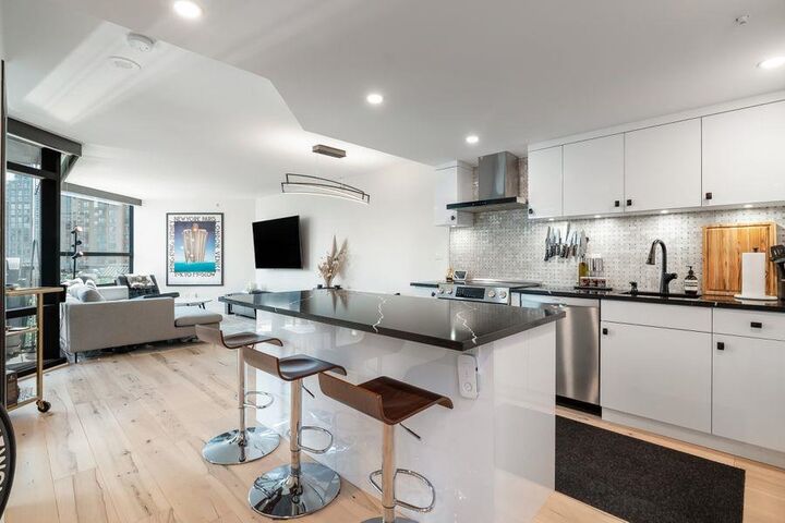 Property Photo:  1050 Burrard Street 710  BC V6Z 2S3 