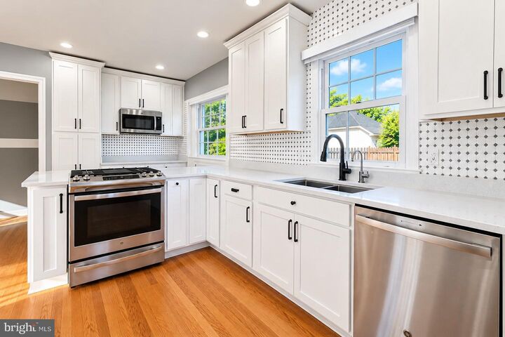 Property Photo: 709 W View Terrace VA 22301