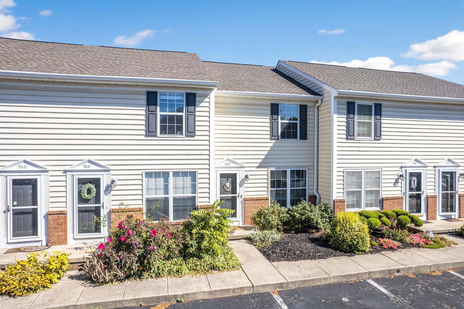 Property Photo: 964 Charleston Way Drive OH 43081
