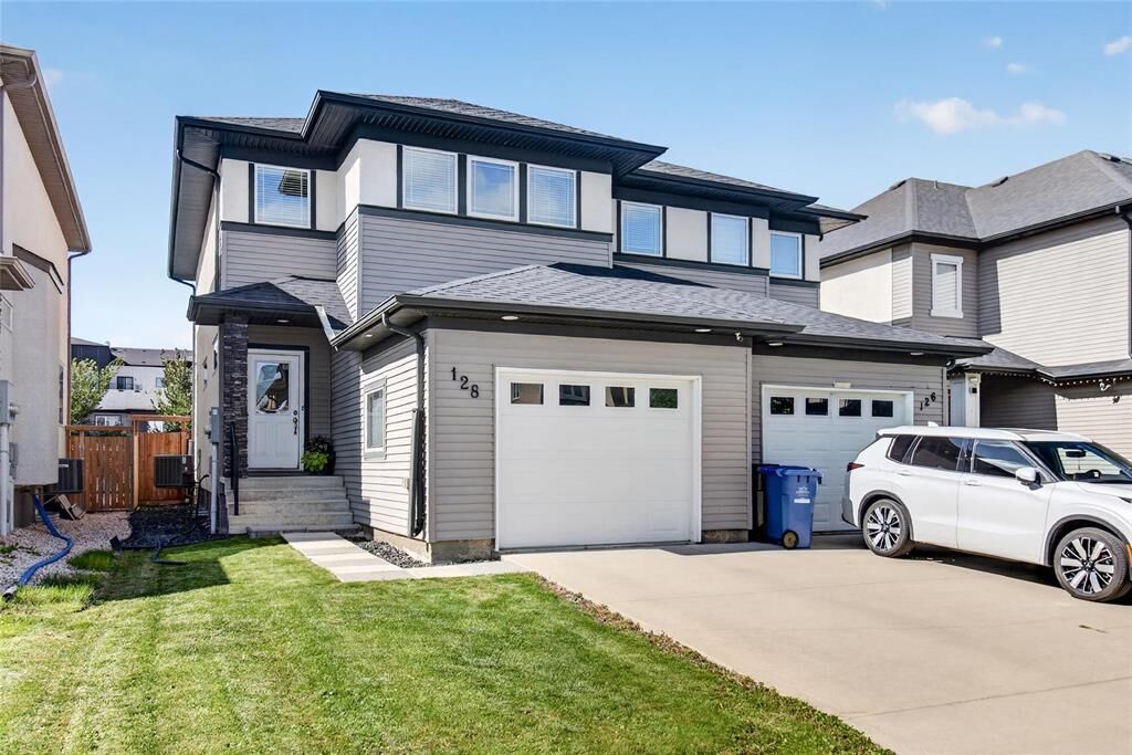 Property Photo:  128 Larry Vickar Drive  MB R3W 0K4 