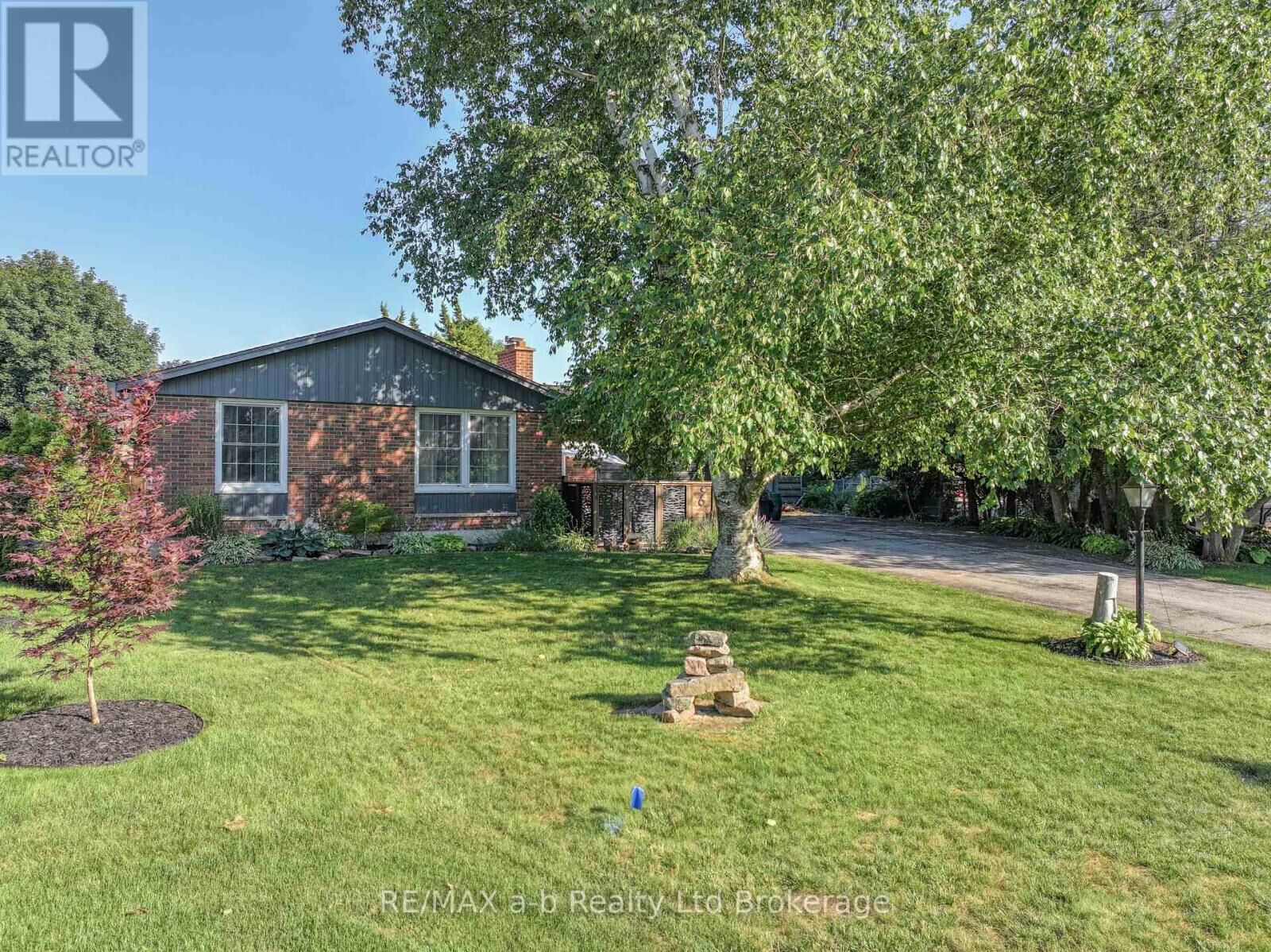Property Photo:  6 Camdon Court  ON N4G 4B3 