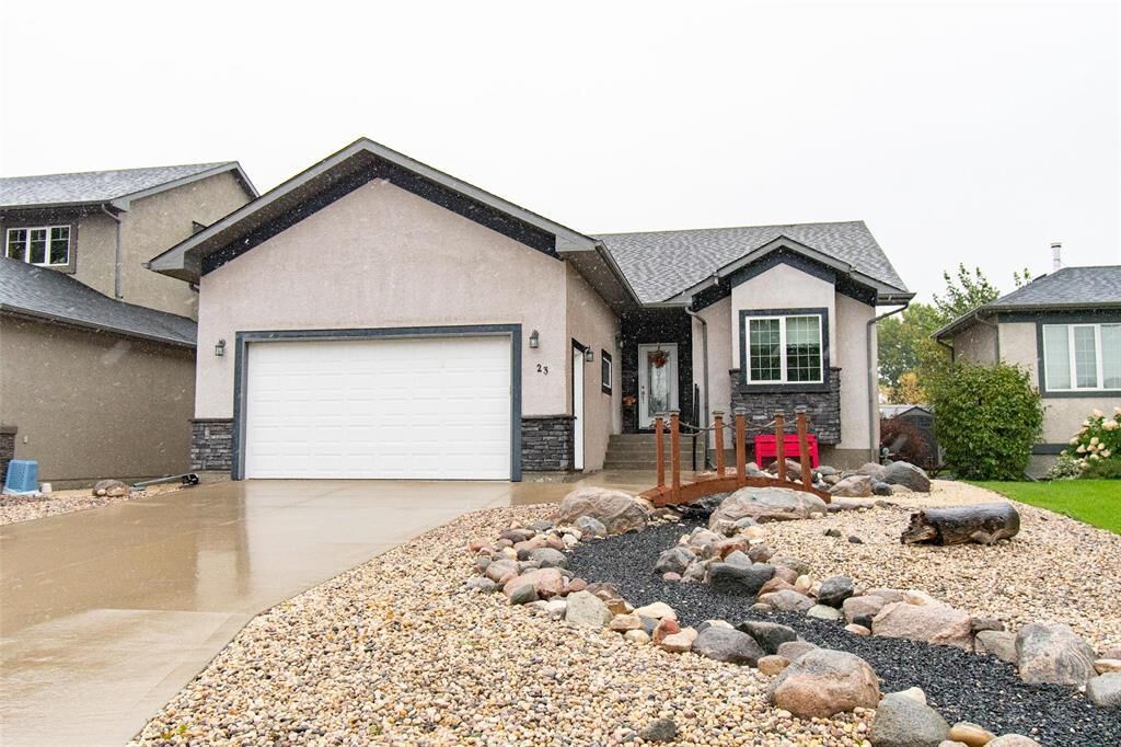 Property Photo:  23 Creekside Boulevard  MB R1A 1H6 