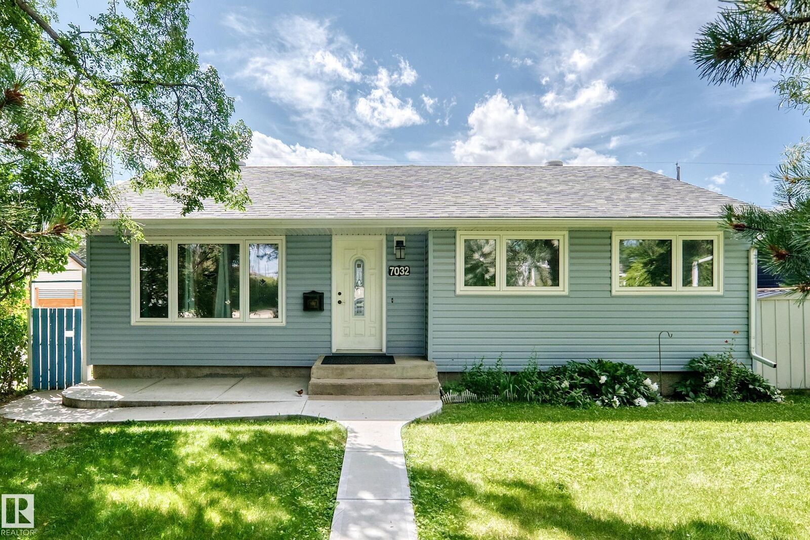 Property Photo:  7032 81 Street NW  AB T6C 2T4 
