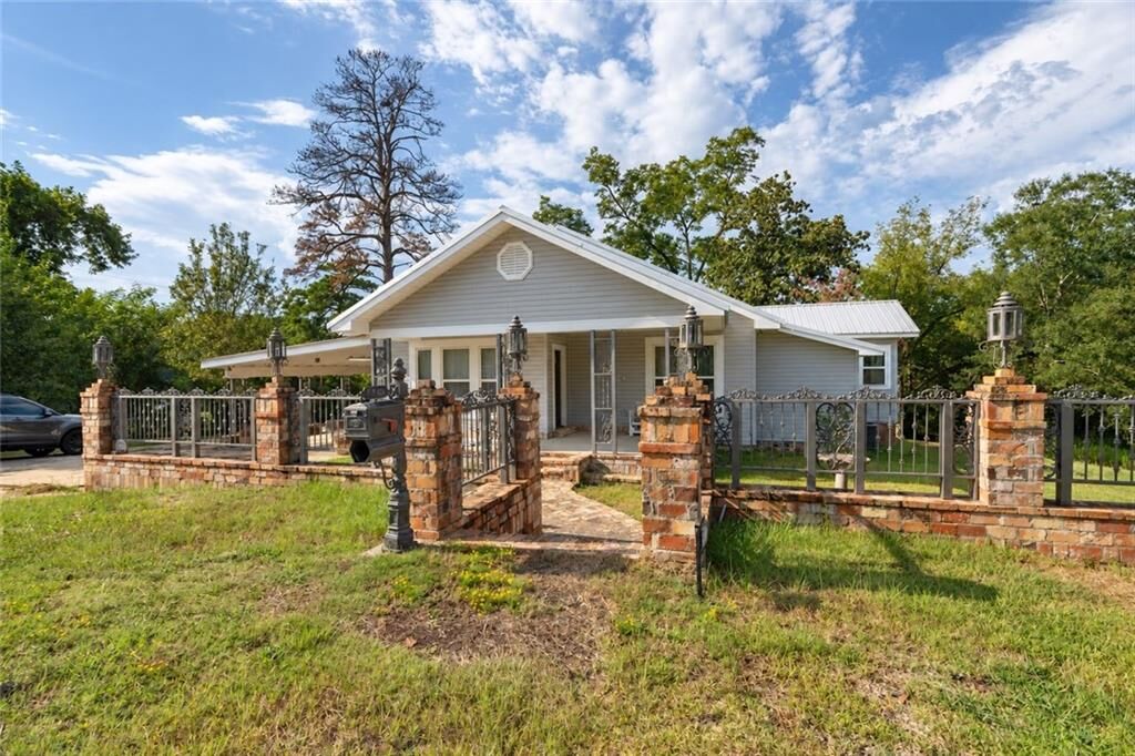 Property Photo: 424 W Main Street LA 71483
