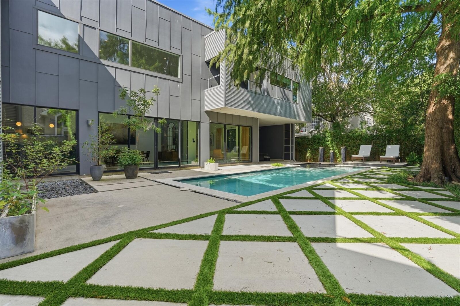 Property Photo:  2412 Helena Street  TX 77006 