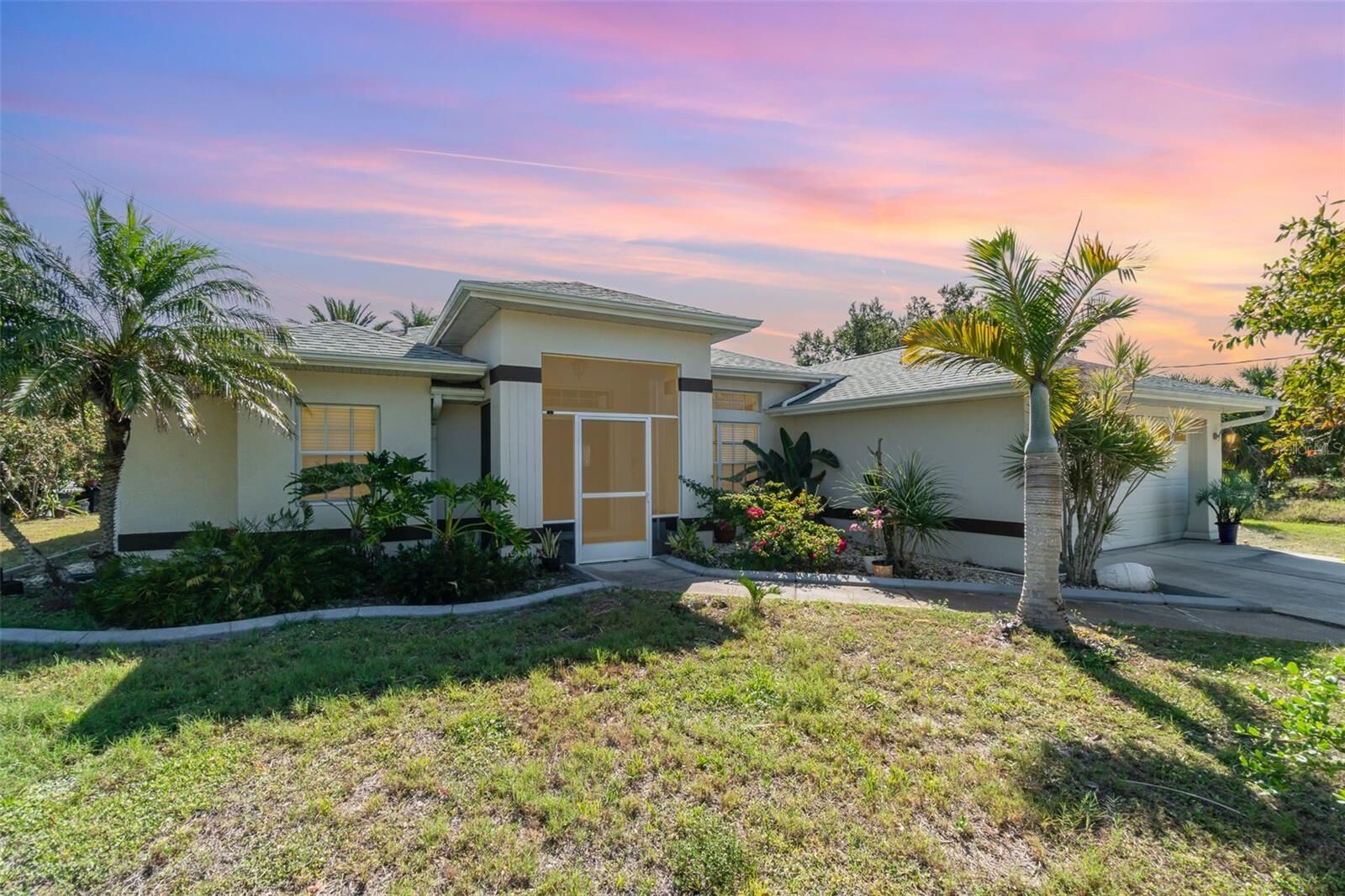 Property Photo: 4010 Yucatan Circle FL 33948