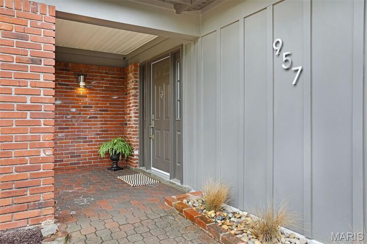 Property Photo:  957 Flair Court  MO 63146 