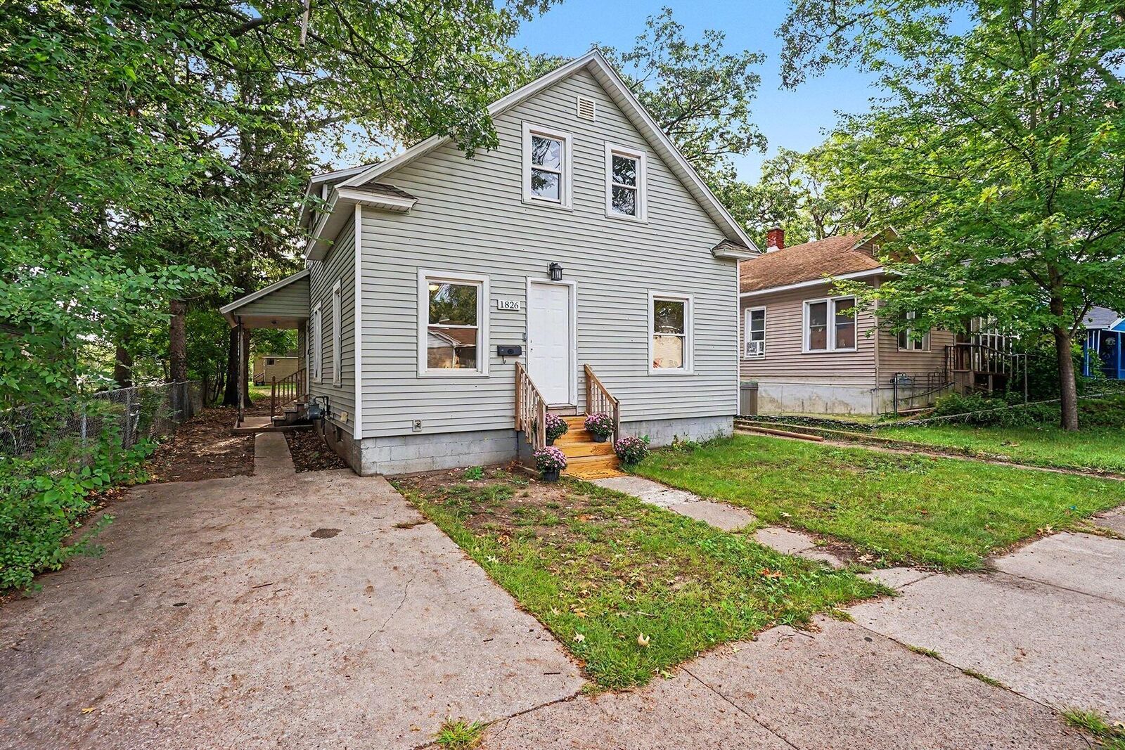 Property Photo: 1826 Mc Ilwraith Street MI 49442