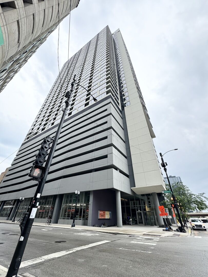 Property Photo: 235 W Van Buren Street 3519 IL 60607
