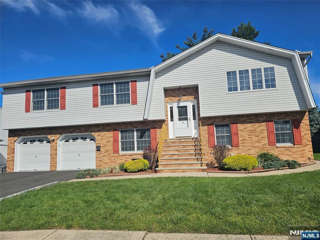 Property Photo:  5 Cozy Glen Court  NJ 07663 