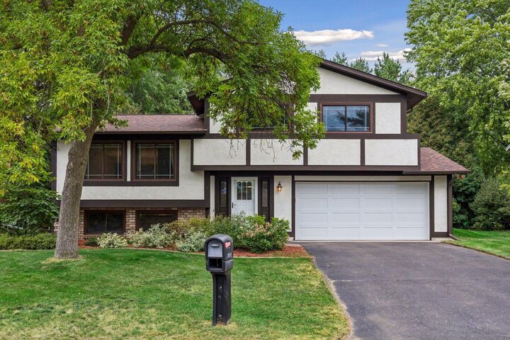 Property Photo:  1013 Robinhood Place  MN 55126 
