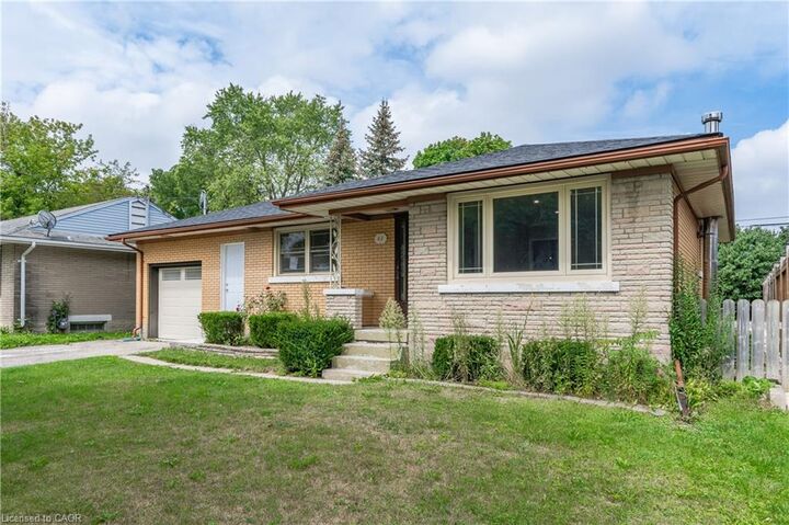 Property Photo:  62 Sandra Avenue Upper  ON N2M 1Z6 