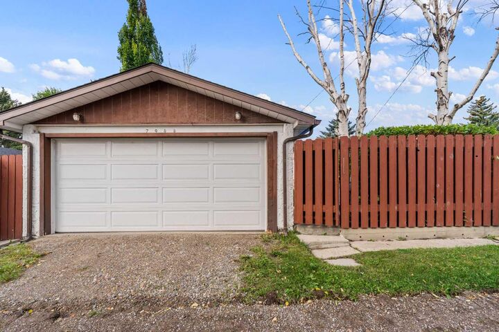 Property Photo:  7944 Huntington Road NE  AB T2K 5A3 