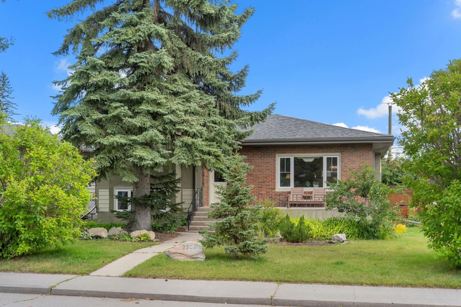 Property Photo:  2204 Halifax Crescent NW  AB T2M 4C9 
