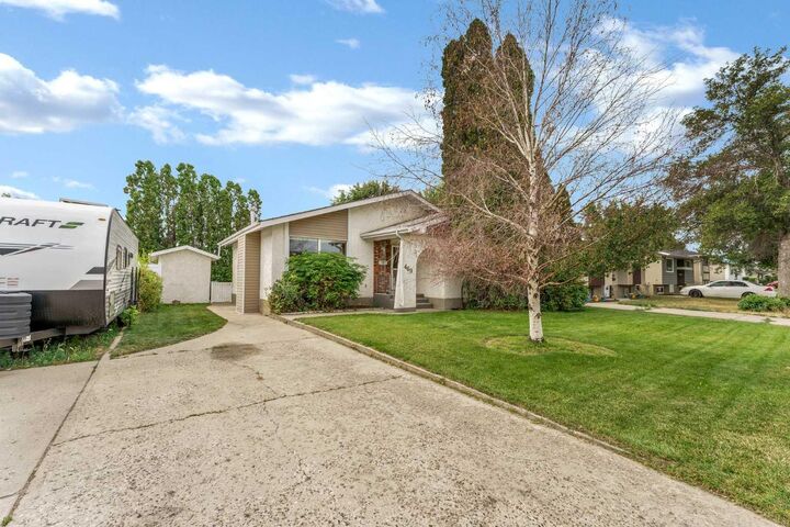 Property Photo:  469 19 Street NE  AB T1C 1G2 