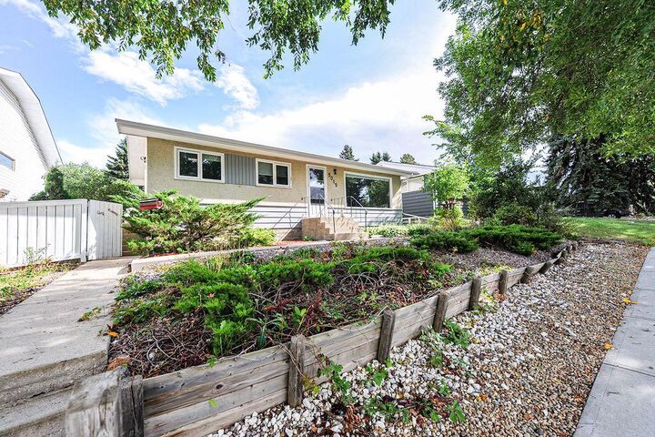Property Photo:  5015 58 Street  AB T4V 2G7 
