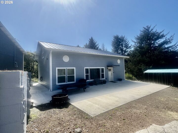 Property Photo:  33050 Hillside Acres Rd  OR 97444 