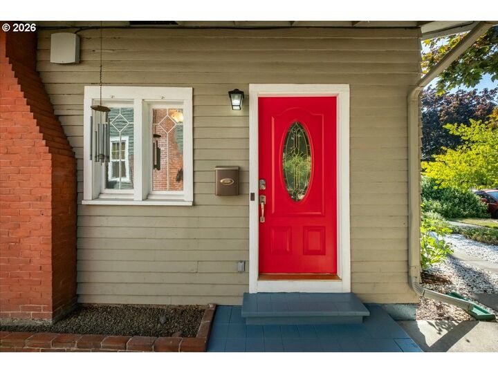Property Photo:  129 NW 11th St  OR 97330 